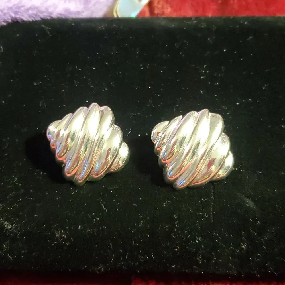 Vintage 1980's Silver Ribbed Dome Clip-On Earrings Tiffany Style‎